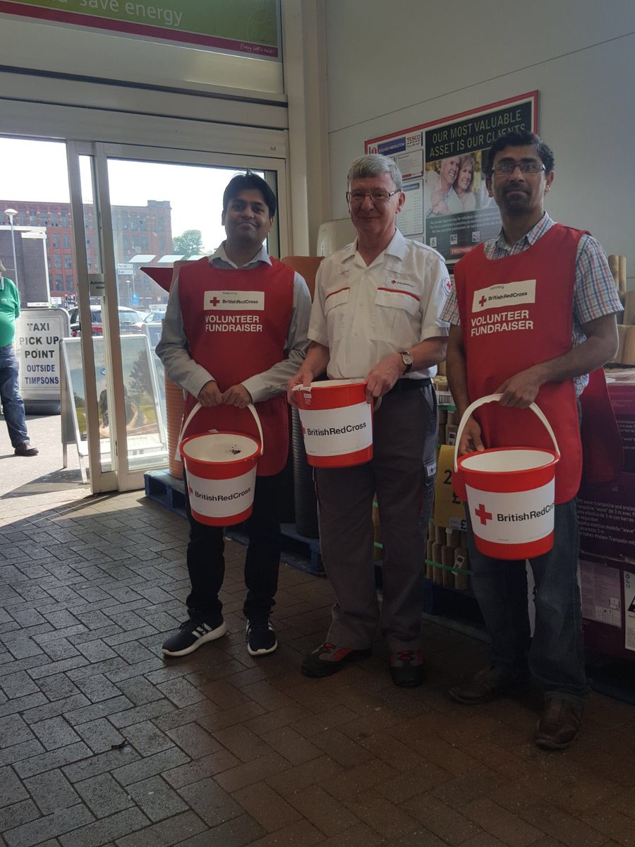 Ahmad_MustafaMr's tweet photo. While fasting in the blessed month of #Ramadan Muslim youth from @MuslimYouthOL collecting money for @BritishRedCross at @Tesco #Middleton #Manchester @MKA_NW @UKMuslimYouth @AMYA_Humanity @middguardian @Middleton_Arena @Tesco_Chadd https://t.co/wLEwBrY7kS