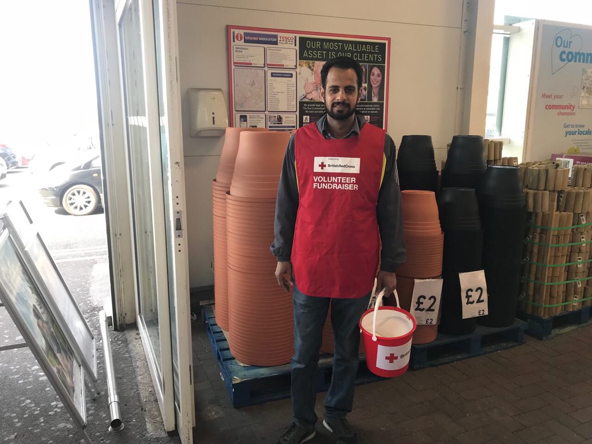 Ahmad_MustafaMr's tweet photo. While fasting in the blessed month of #Ramadan Muslim youth from @MuslimYouthOL collecting money for @BritishRedCross at @Tesco #Middleton #Manchester @MKA_NW @UKMuslimYouth @AMYA_Humanity @middguardian @Middleton_Arena @Tesco_Chadd https://t.co/wLEwBrY7kS
