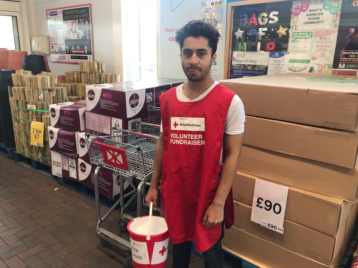 Ahmad_MustafaMr's tweet photo. While fasting in the blessed month of #Ramadan Muslim youth from @MuslimYouthOL collecting money for @BritishRedCross at @Tesco #Middleton #Manchester @MKA_NW @UKMuslimYouth @AMYA_Humanity @middguardian @Middleton_Arena @Tesco_Chadd https://t.co/wLEwBrY7kS