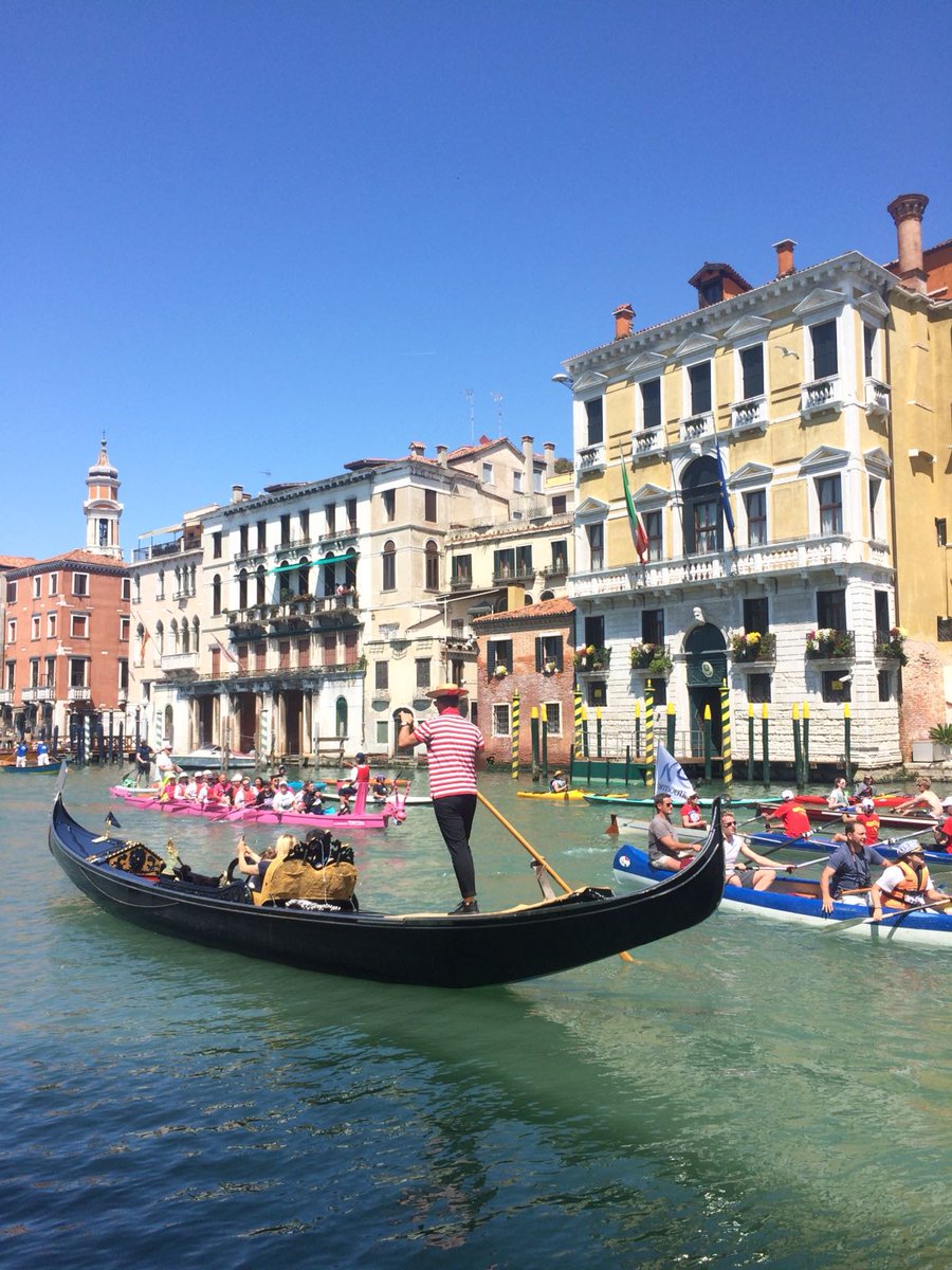 TrulyVenice's tweet photo. Today we are observing the #Vogalonga, one of the most anticipated rowing competitions in the world! Stretching 30 kilometres, this race symbolizes both the past and future of our spectacular city! Book now to reserve your apartment for next year! #venezia #veniceitaly #worldtour https://t.co/ONGk2XZ0vM