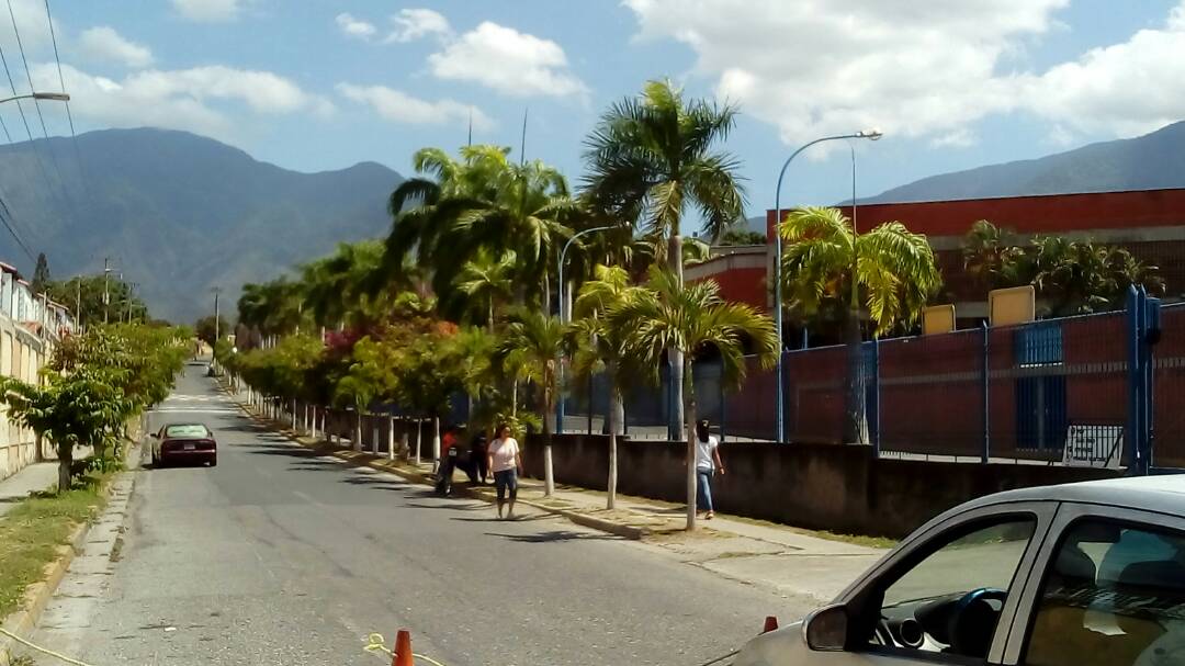 ElNacionalWeb's tweet photo. Reportan poca participación por parte de los votantes en las "elecciones presidenciales" de este #20May en el Colegio Nuestra Señora del Camino, #Guatire.  #FraudeElectoral https://t.co/YGYLEwZt2d