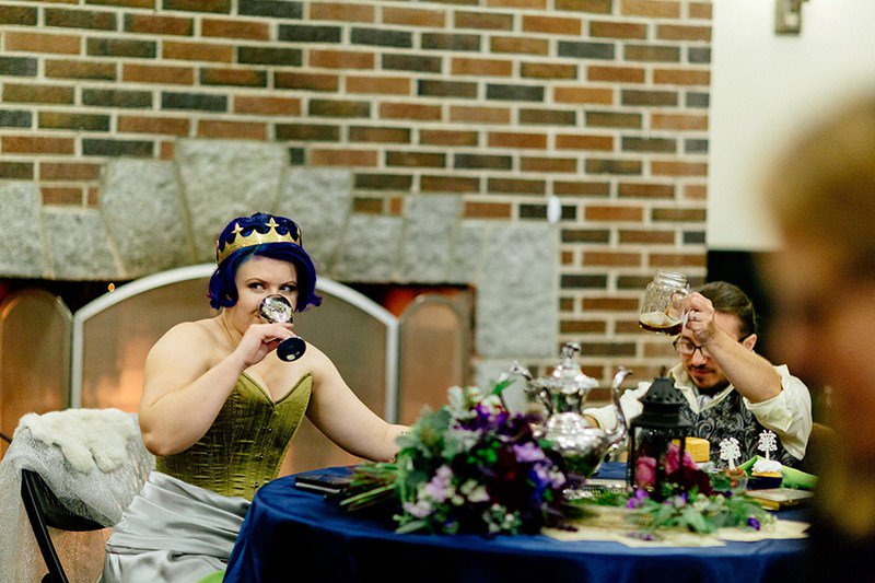 The Arkenstone of weddings: a barefoot #Hobbit-themed #wedding offbeatbride.com/hobbit-themed-… #LOTR #Tolkien