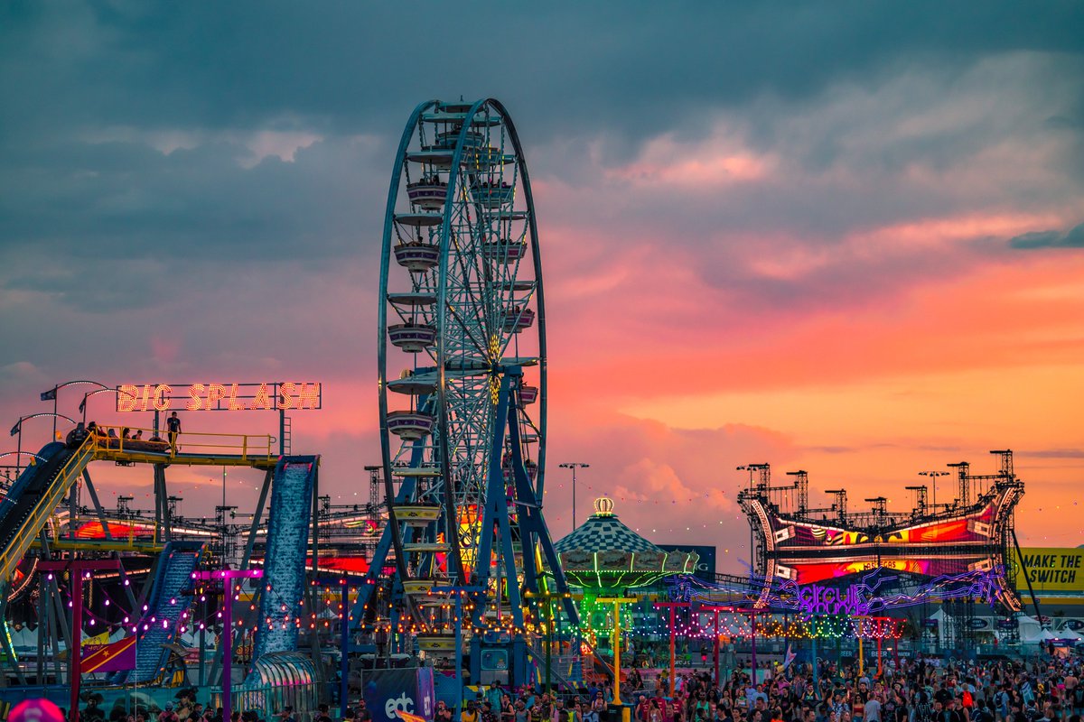 News3LV's tweet photo. #EDC crowd swells to nearly 139K. #LVMPD reports 33 felony drug arrests. @news3lv
https://t.co/KSBUTBy7B3 https://t.co/dGVWKDy33P