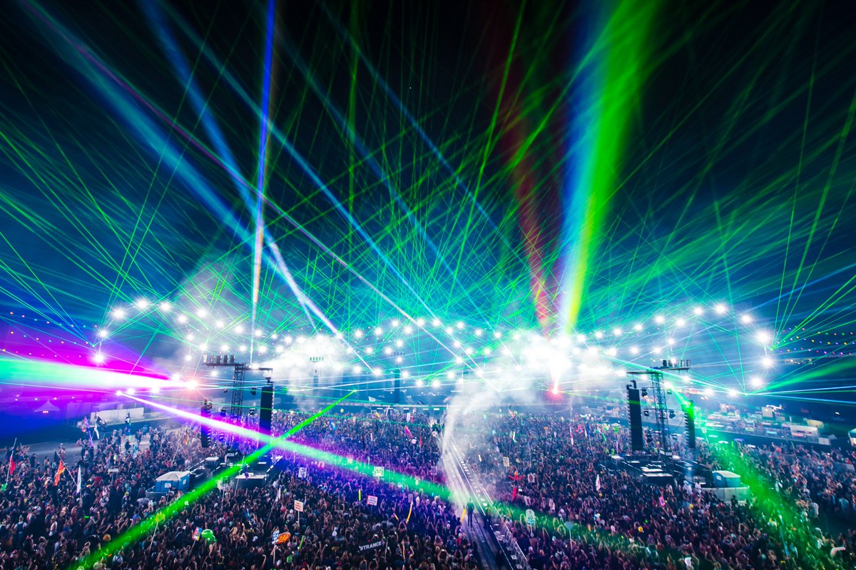 News3LV's tweet photo. #EDC crowd swells to nearly 139K. #LVMPD reports 33 felony drug arrests. @news3lv
https://t.co/KSBUTBy7B3 https://t.co/dGVWKDy33P