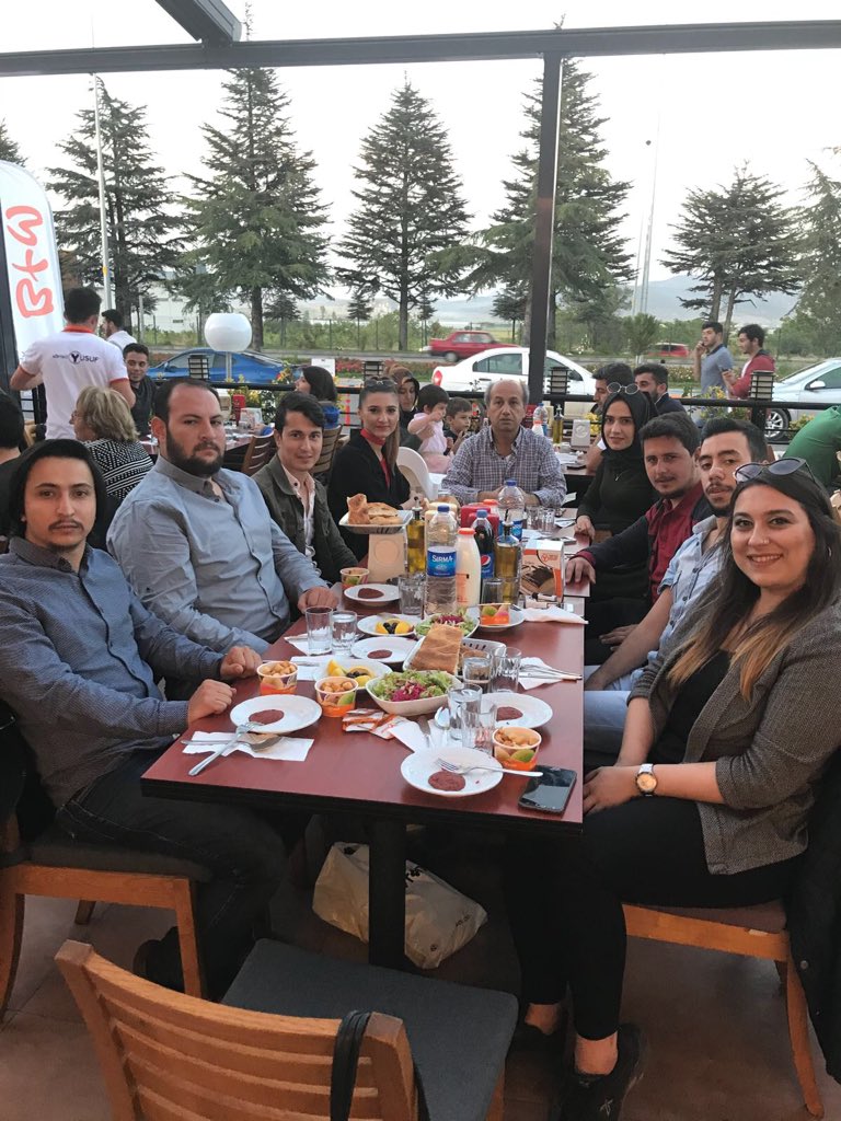 sduedebiyat's tweet photo. Edebiyat topluluğu olarak danışman hocamızın da katılımıyla iftar yaptık. 😊 https://t.co/GgIawSNOqo