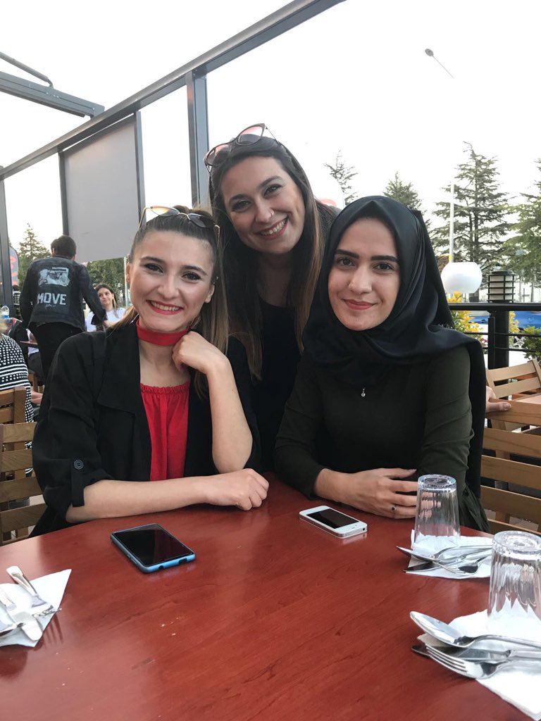 sduedebiyat's tweet photo. Edebiyat topluluğu olarak danışman hocamızın da katılımıyla iftar yaptık. 😊 https://t.co/GgIawSNOqo