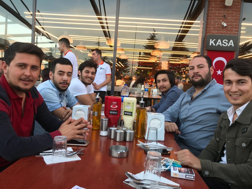 sduedebiyat's tweet photo. Edebiyat topluluğu olarak danışman hocamızın da katılımıyla iftar yaptık. 😊 https://t.co/GgIawSNOqo