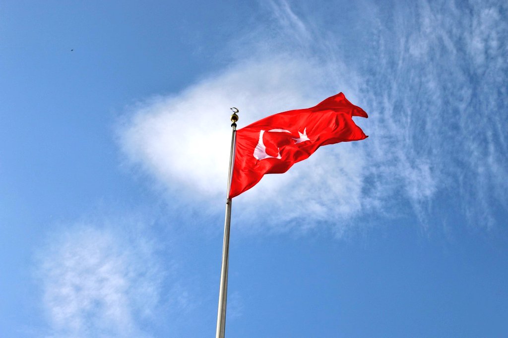 "Ey mavi göklerin beyaz ve kızıl süsü
Kız kardeşimin gelinliği, şehidimin son örtüsü
Işık ışık, dalga dalga bayrağım,
Senin destanını okudum, senin destanını yazacağım."
#ArifNihatAsya
#Anitkabir #Bayrak #Hilal #Ayyildiz
#Canon70D
#85YıldırGökyüzünde