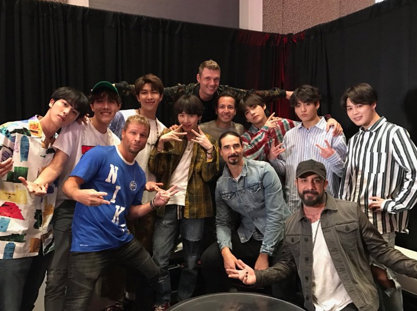 omelete's tweet photo. Backstreet Boys publica foto com @BTS_twt e declara: "somos muito fãs!"
https://t.co/ljFbVftQUZ #LOVE_YOURSELF_轉_Tear https://t.co/7JJlLO5iaR