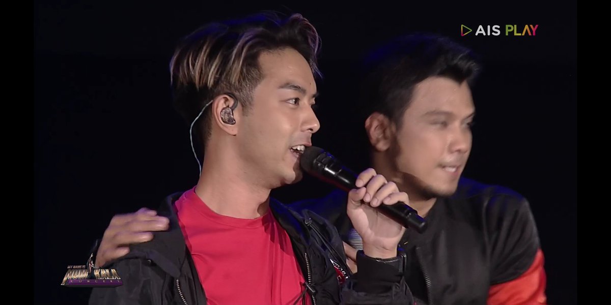 Nisafern's tweet image. ชอบ4คนนี้อยู่บนเวทีด้วยกัน ขำฉ็อตพี่แบงค์ซับเหงื่อให้พี่หนุ่ม
Pกวาง: ใช่ซี้ ไม่ใช่น้องหนิ นั่นเค้าผัวเมียกัน
Pแบงค์: กวาง มึงรู้ได้ไงวะ
5555
#NUMKALA 
#19ปีที่รอ 
#ไม่มาก็คิดถึง