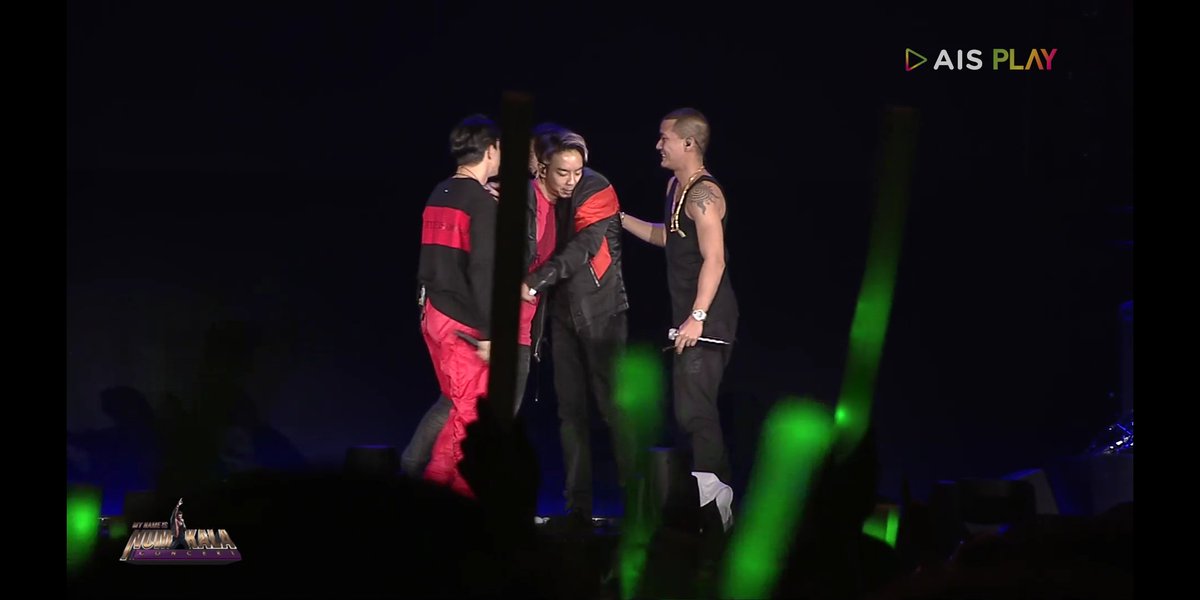 Nisafern's tweet image. ชอบ4คนนี้อยู่บนเวทีด้วยกัน ขำฉ็อตพี่แบงค์ซับเหงื่อให้พี่หนุ่ม
Pกวาง: ใช่ซี้ ไม่ใช่น้องหนิ นั่นเค้าผัวเมียกัน
Pแบงค์: กวาง มึงรู้ได้ไงวะ
5555
#NUMKALA 
#19ปีที่รอ 
#ไม่มาก็คิดถึง