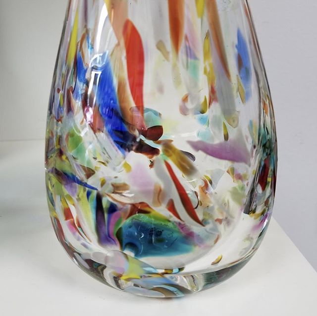 DedhamGuild's tweet photo. This new colorful vase is in the Guild, It is handblown by Glass Artist Kevin Becker #glass #handmade #handblown #local #Kevinbecker #westwoodartist #dedhamsquareartistguild #giving #gift #gifting https://t.co/lxY9lJRVWH https://t.co/BJ45kj0bNI