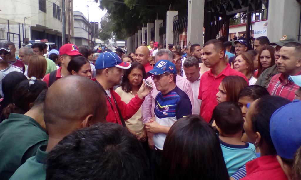 MedozaWullian's tweet photo. La @uney_oficial acompaña a nuestro gobernador @JULIOLEONYARA en el ejercicio del sufragio. @hugbelpsuv @Francarmr https://t.co/vUxZMcnx2a