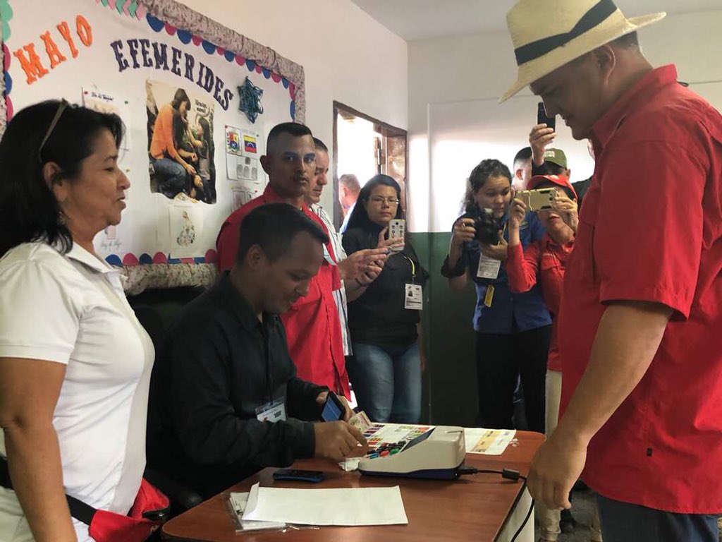 jdavidcabello's tweet photo. #VotaPorVenezuela una vez más votamos por Chávez votamos para decirle al mundo que en Venezuela manda el pueblo y que no habrá amenaza ni fuerza imperial que pueda con este pueblo indómito https://t.co/TrT6meMGVj