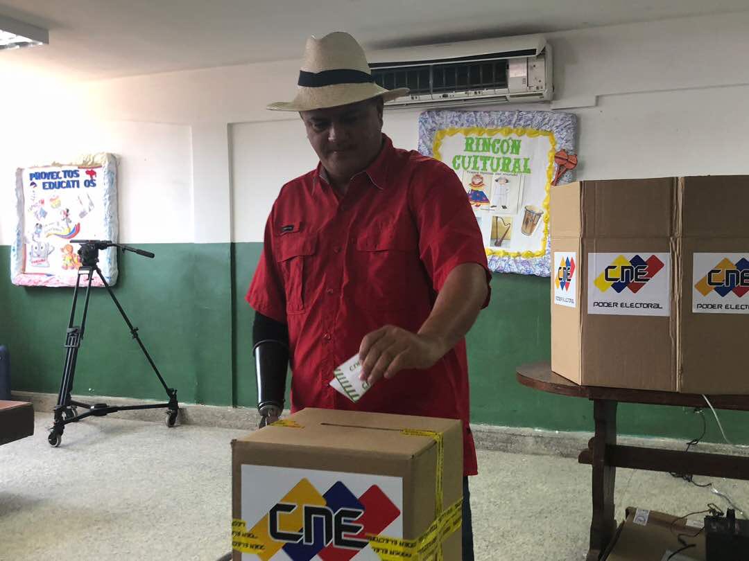 jdavidcabello's tweet photo. #VotaPorVenezuela  con este Voto respondemos a los que creen que con sus ataques van a doblar nuestras rodillas,  por el contrario seguiremos firmes en la lucha por construir los sueños de Chávez, les juramos que Nosotros Venceremos https://t.co/KZ34WXZ6E2