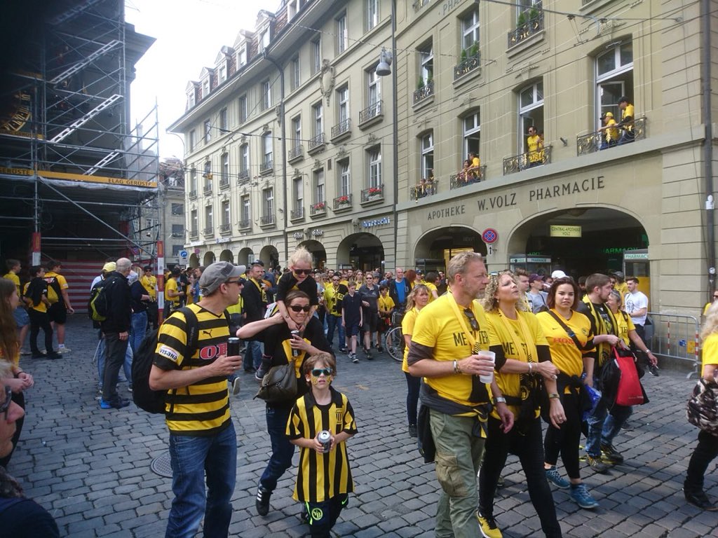 Mark_Balsiger's tweet photo. Vor 10 Jahren pilgerten jeweils 50’000 «Oranjes» vom «Wankdorf» zum Bundesplatz. Jetzt ist der gelb-schwarze Fanmarsch in Gegenrichtung unterwegs. Schöne Erinnerungen, Freude am Jetzt. Hup #BSCYB #EM2008 https://t.co/9icnF8D6HR