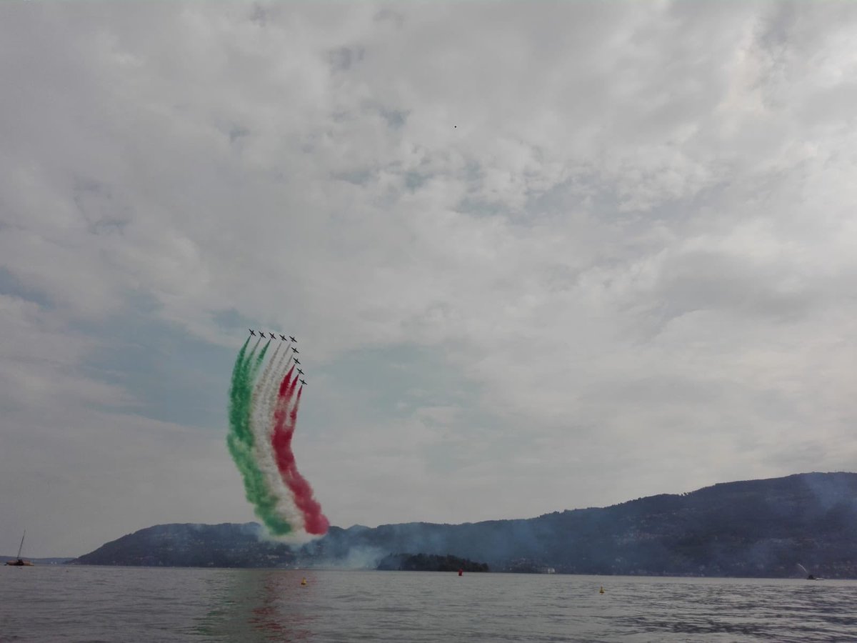 FrecceTricolori's tweet photo. Con il #tricolore più lungo del mondo si conclude anche l’#Airshow #AliSulLago 2018 #Verbania #20maggio #latuasquadrachevola #FrecceTricoloriNelcuore #AeronauticaMilitare https://t.co/dHC67Hfubn