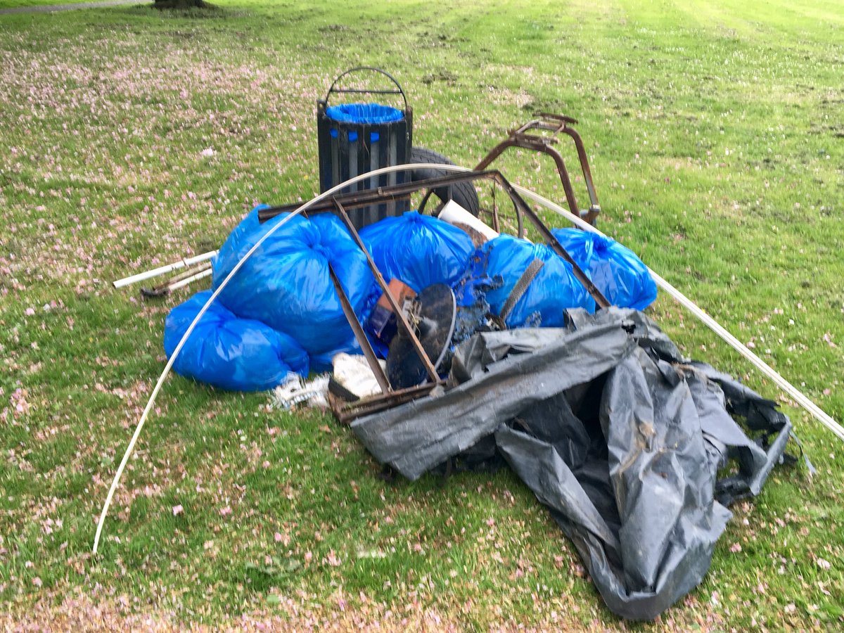 HeatherKDugs's tweet image. What did you do on your Sunday afternoon Heather? Oh I just decided to wade through the river in the Howard Park and pull some trolleys out and stuff with Carolyn Hope 🤣🦆💦