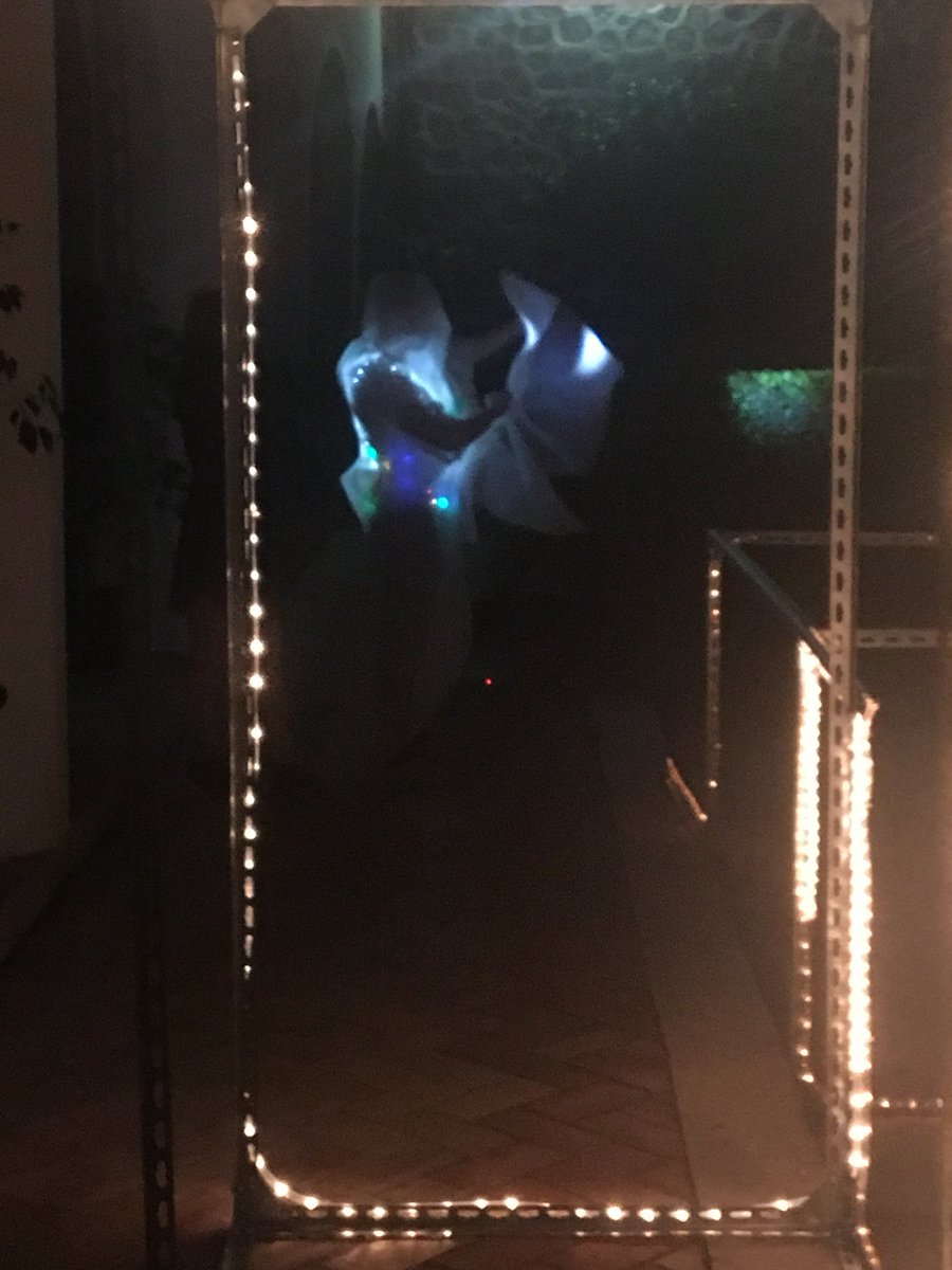 mj_climent's tweet photo. Sorprendente la DRAMÁTICA DEL TRAJE EXTENSIBLE, activado por Rafa N Fructuoso e iluminado por Cosi Pérez #LasClaras #NochedelosMuseos #CIMODE #ESD #UMINHO @Mariapuramoreno @momarvi79 https://t.co/syZJj75j3r