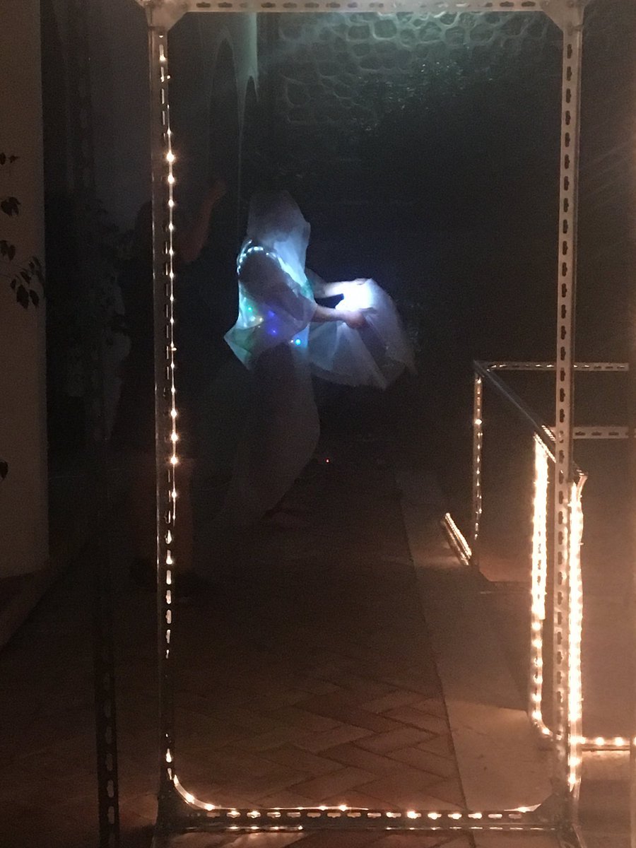 mj_climent's tweet photo. Sorprendente la DRAMÁTICA DEL TRAJE EXTENSIBLE, activado por Rafa N Fructuoso e iluminado por Cosi Pérez #LasClaras #NochedelosMuseos #CIMODE #ESD #UMINHO @Mariapuramoreno @momarvi79 https://t.co/syZJj75j3r