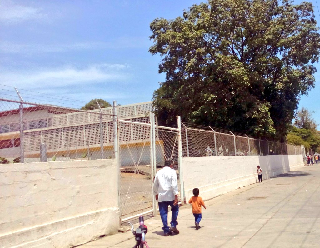 AstridSilvestri's tweet photo. #CrónicaDeUnFraudeAnunciado y eso lo ha entendido la ciudadanía de #PuertoLaCruz, quien sabe que no son unas elecciones libres lo que hoy se realiza en el país, sino un fraude que legítima la dictadura. Vacíos centros de Votación Ines María Potentini,  Liceo Salias y Andrés Eloy https://t.co/TQmO8yl21y