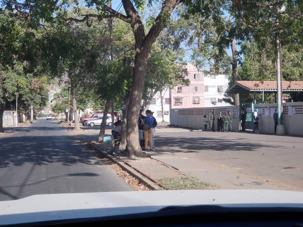 AstridSilvestri's tweet photo. #CrónicaDeUnFraudeAnunciado y eso lo ha entendido la ciudadanía de #PuertoLaCruz, quien sabe que no son unas elecciones libres lo que hoy se realiza en el país, sino un fraude que legítima la dictadura. Vacíos centros de Votación Ines María Potentini,  Liceo Salias y Andrés Eloy https://t.co/TQmO8yl21y