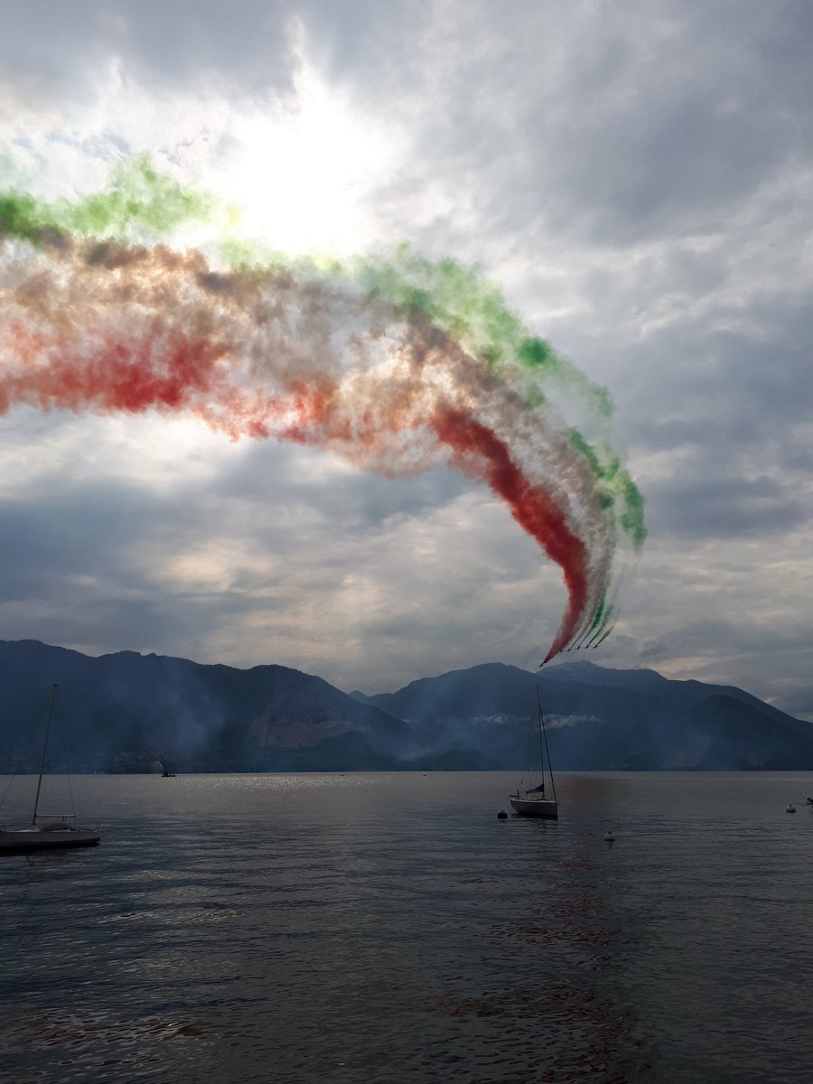 eterea_eterea's tweet photo. @FrecceTricolori @ItalianAirForce @SM_Difesa @MinisteroDifesa @Aeroclubitalia @CittadiVerbania @VerbaniaNotizie #FrecceTricoloreNelCuore
#20maggio 
#Verbania
#AirShow
#AliSulLago https://t.co/cYlJgL72iR