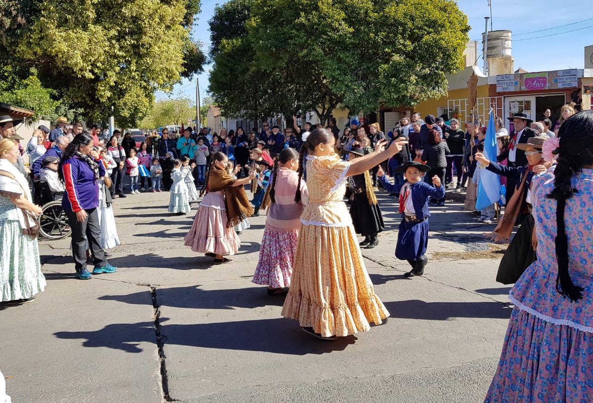 miguelsiciliano's tweet photo. Estamos en la Peña de la Familia en el Centro Vecinal de B° Ampliación San Pablo. Gracias por dejarnos compartir un momento tan hermoso. Cantar el himno, ver desfilar a nuestros Veteranos, ver bailar a los más chiquititos nuestro folcrore... que linda es Córdoba! #PensandoCordoba https://t.co/FF3rDr9rDl