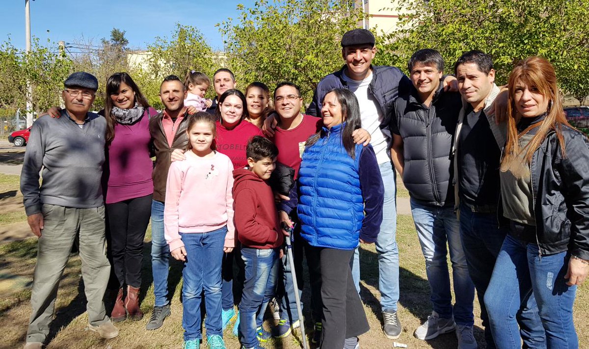 miguelsiciliano's tweet photo. Estamos en la Peña de la Familia en el Centro Vecinal de B° Ampliación San Pablo. Gracias por dejarnos compartir un momento tan hermoso. Cantar el himno, ver desfilar a nuestros Veteranos, ver bailar a los más chiquititos nuestro folcrore... que linda es Córdoba! #PensandoCordoba https://t.co/FF3rDr9rDl