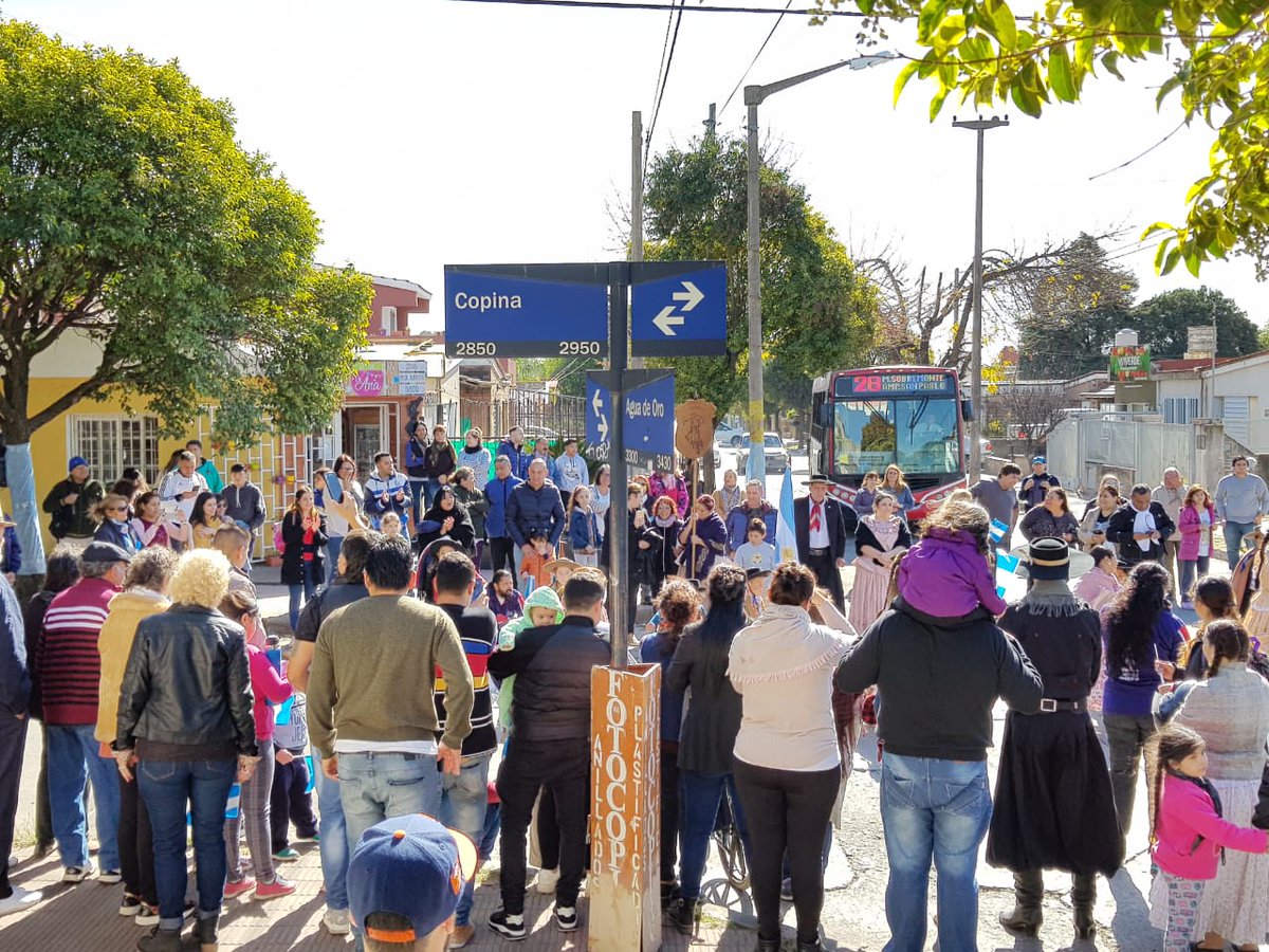 miguelsiciliano's tweet photo. Estamos en la Peña de la Familia en el Centro Vecinal de B° Ampliación San Pablo. Gracias por dejarnos compartir un momento tan hermoso. Cantar el himno, ver desfilar a nuestros Veteranos, ver bailar a los más chiquititos nuestro folcrore... que linda es Córdoba! #PensandoCordoba https://t.co/FF3rDr9rDl