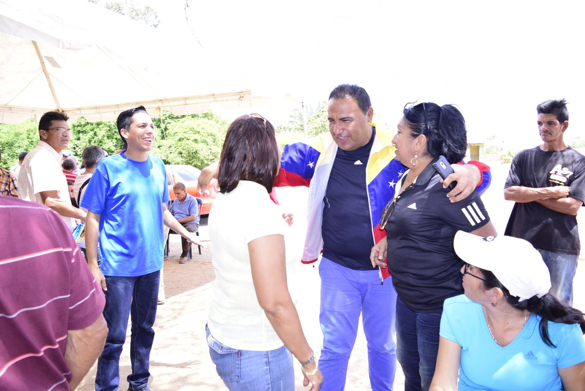 A_RodolfoVicent's tweet photo. Supervisando los Puntos rojos del municipio, todo con normalidad, todos a votar!
#MaduroPresidente 
@DanteRivasQ @Juniorgpsuv @franciscopsuv74 @CuliGonzalez @NicolasMaduro @YVKEMargarita @Tanvago11 @carlirevolucion @krina_aguilera @KendyGraterol @contrasenaTV @DPresidencia https://t.co/UnvTQiKvcg