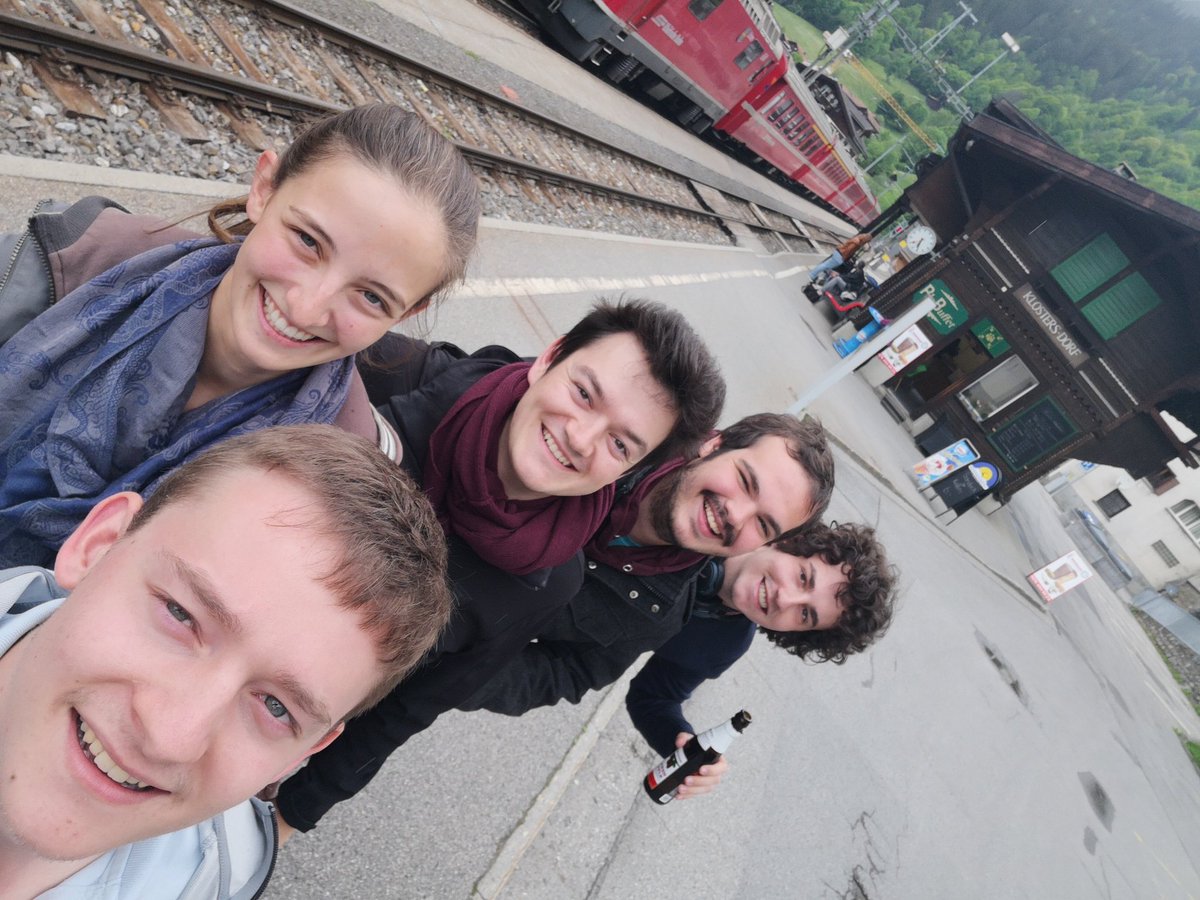 #Sonntagsspaziergang in <a href="/DavosKlosters/">Davos Klosters 💛💙</a> mit <a href="/dasNils/">Nils Jocher</a>, <a href="/Maurice_Koller/">Maurice Koller</a> und <a href="/JasmineBosshard/">Jasmine Bosshard</a>