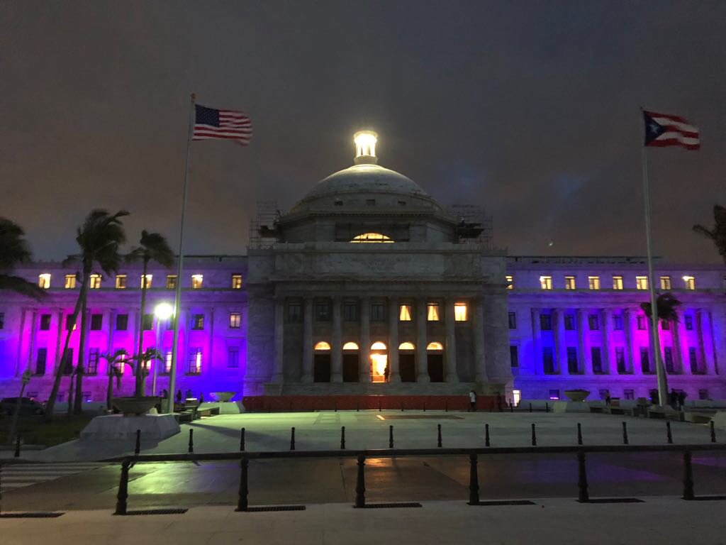 HDPuertoRico's tweet photo. El Capitolio de Puerto Rico encendido con los colores representativos de la enfermedad de Huntington: azul para Huntington y violeta para Huntington Juvenil. 💙💜 #LightItUp4HD #HablemosDeHD #JuntosSomosMás https://t.co/V7hZbMJIKN