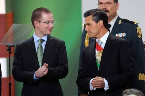 AlbaniaOC's tweet photo. Cosas que NO TE DIRÁN en el #DebatesMx
Cuando Peña empezó el sexenio el dólar costaba $12.96 y ahora está en $20. Meade es CÓMPLICE!!
Anaya está acusado de LAVADO de DINERO con TURBIOS INGRESOS.
¿Ves diferencia entre estos MAFIOSOS? @JNelsonE https://t.co/10knn9Lz6x