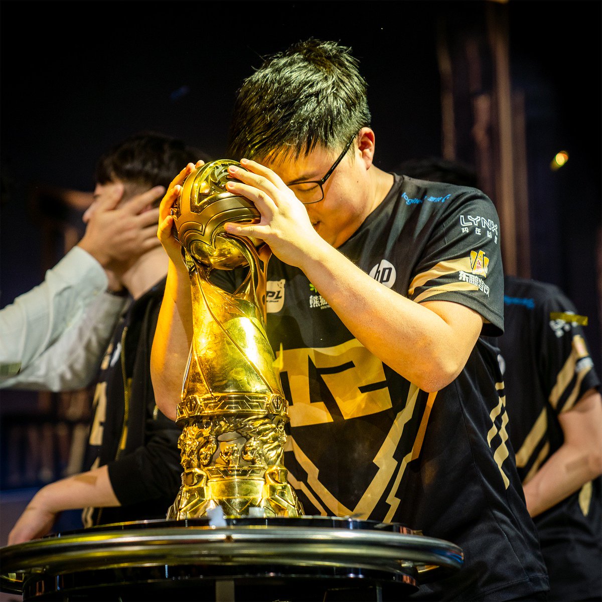 lolesports's tweet photo. #Legend https://t.co/FjIzyb4CoT