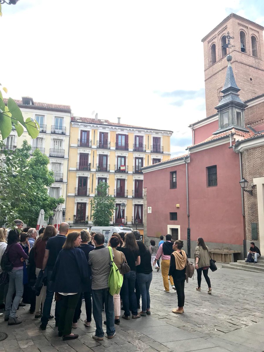 Mayrit68's tweet photo. Ayer sábado 19 de mayo, salimos de ruta para conocer el Madrid medieval. Casi 60 personas interesadas en conocer nuestra querida ciudad, en lo que fue una puesta en práctica de una pequeña parte de lo que podemos aprender con el libro Mayrit, guía ilustrada del Madrid medieval. https://t.co/cfwhKa9oPj