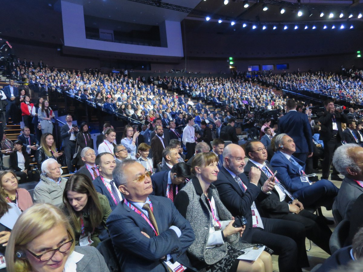 JMCambaceres's tweet photo. J'étais avec @FHollande à #Astana le 17 mai. Il a rencontré le Président @Nazarbaiev, le 1er ministre et @BanKimoon). @FH très applaudi par les 2000 congressistes, pour sa politique internationale passée et pour sa vision du monde aujourd'hui. #GlobalChallengesSummit. #COP21. https://t.co/nGRHoQq5bs
