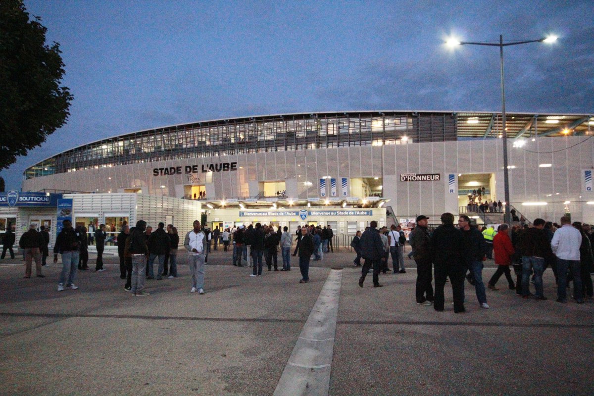 lesteclair's tweet photo. Interpellé à l’entrée du #StadeDel’Aube à #Troyes https://t.co/9velZFQ9nJ https://t.co/ggozztCV8n