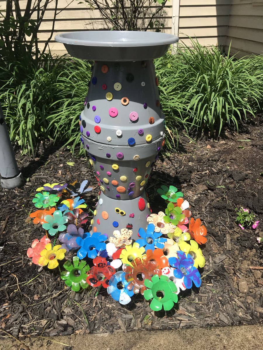 MissLodico's tweet image. Our garden project is complete!Thanks to the parents and students who volunteered their time on a Sunday to help finalize and install the projects, as well as pull weeds and plant new flowers. The garden looks beautiful, and I’m so proud! @greDCSD @DublinEF @BrookdaleLiving