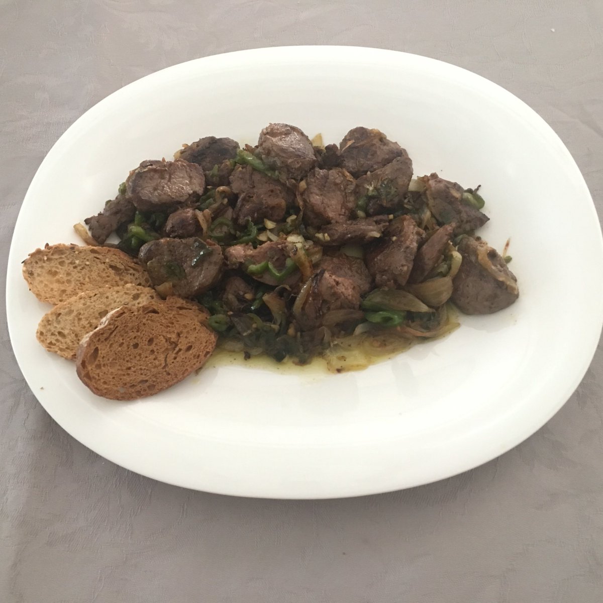 Aquí os dejo el plato de hoy, lomo de jabalí encebollado