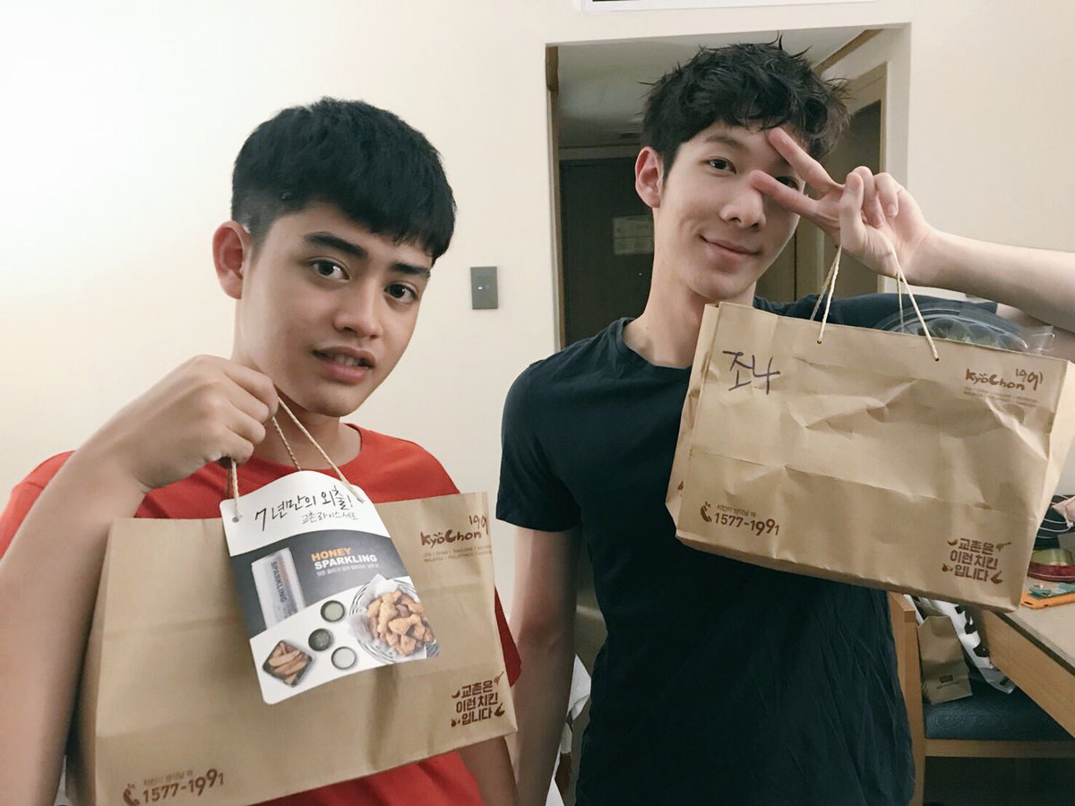 makeitrightCNFC's tweet photo. #MIRtheLastTripinSeoul 
Thanks Korean fans！ Chicken is delicious！ boys are happy. 感谢韩饭们的应援。🙏🙏@copya_bangkok https://t.co/fxeWRJv4rt