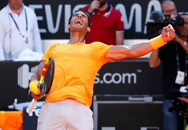 ClinicaTenis's tweet photo. ¡ Enhorabuena @RafaelNadal !

🏆 Campeón de @InteBNLdItalia tras superar en la final a A. Zverev 6-1/1-6/6-3

🔟 Finales en #Roma
8️⃣ Títulos en #Roma

Y mañana... Número 1️⃣🌎

¡ Enorme Rafa ! 👏🏻✌🏻
#VamosRafa💪🏻 https://t.co/GhPGqeb2hx