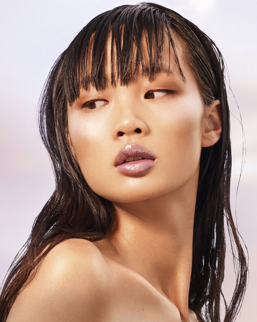 rihanna's tweet photo. 😍 Huan in the new @fentybeauty #KILLAWATTFOILS and #SUMMERDAZE Lip Luminizers. Get yours at https://t.co/qw885ko2Vs at MIDNIGHT ET tonight!! https://t.co/jexmBN23wl