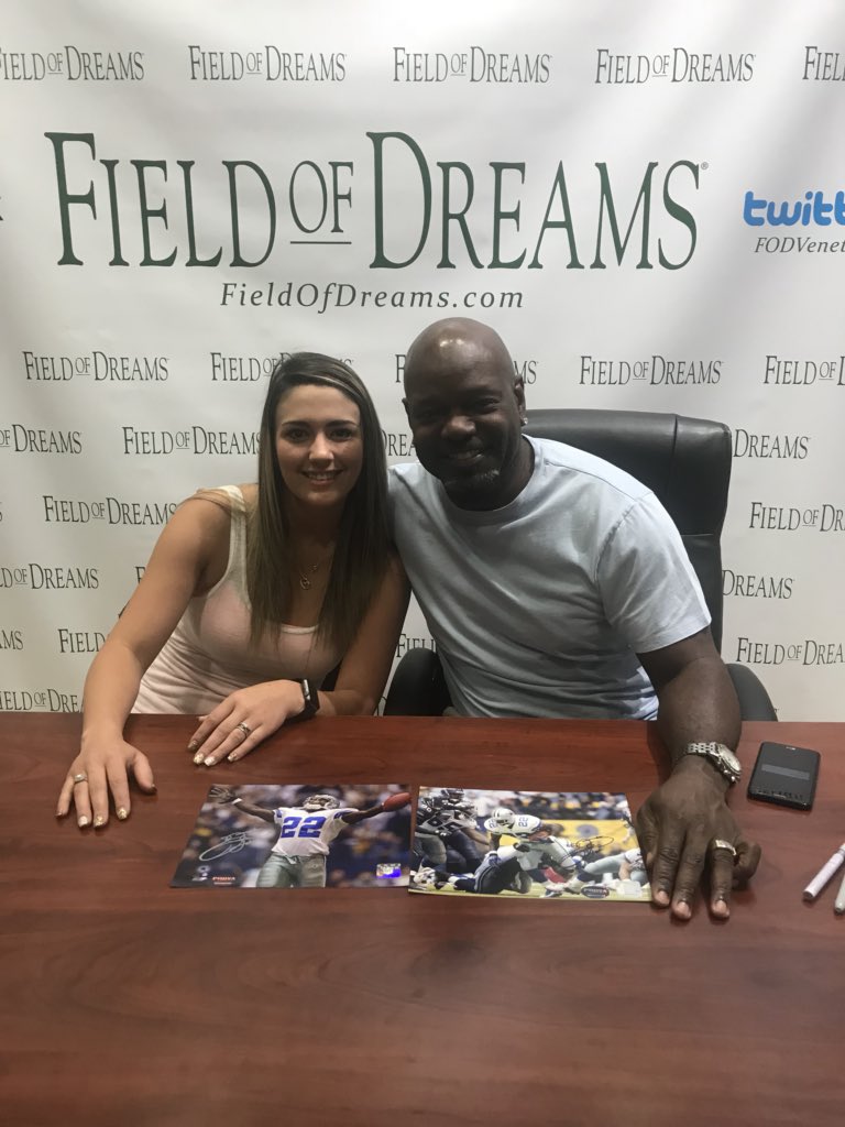 KKachelle's tweet photo. Today was one for the books! I got the pleasure of meeting one of the best hall of famers out there. And It just so happens this badass played under the colors of blue and silver. couldn’t have had a better experience if I tried!! Thanks so much @EmmittSmith22 truly made my day! https://t.co/iZnzo5YVjM