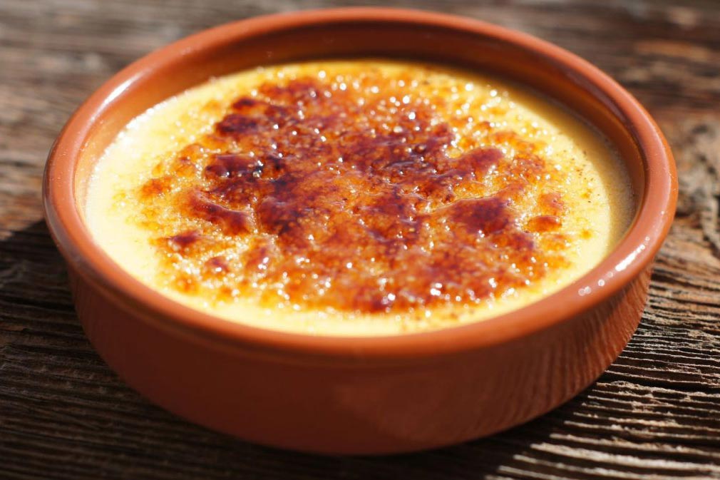Crema catalana. Una de esas #recetas para disfrutar en un día cualquiera. Te enseñamos como se hace paso a paso para que disfrutes de la #cocina. #comida #gastronomía #food

deliciosi.com/crema-catalana/