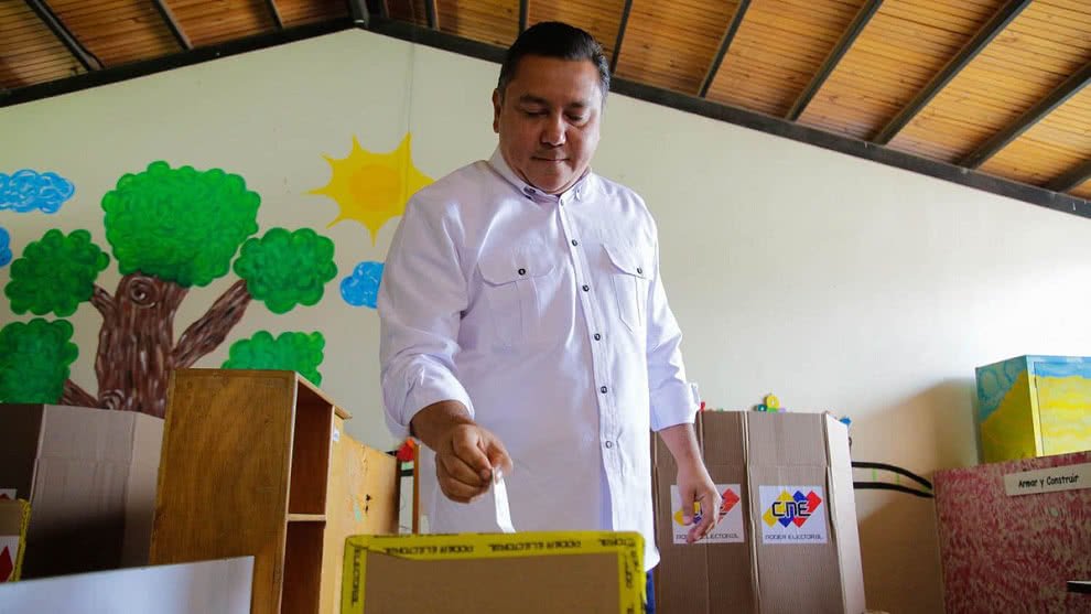 NTN24ve's tweet photo. #HaceMinutos Candidato Javier Bertucci: La existencia de puntos rojos vulnera la transparencia del proceso, por lo tanto será muy difícil reconocer los resultados #20May https://t.co/oy7niu3bhi https://t.co/1M49P3BTEM