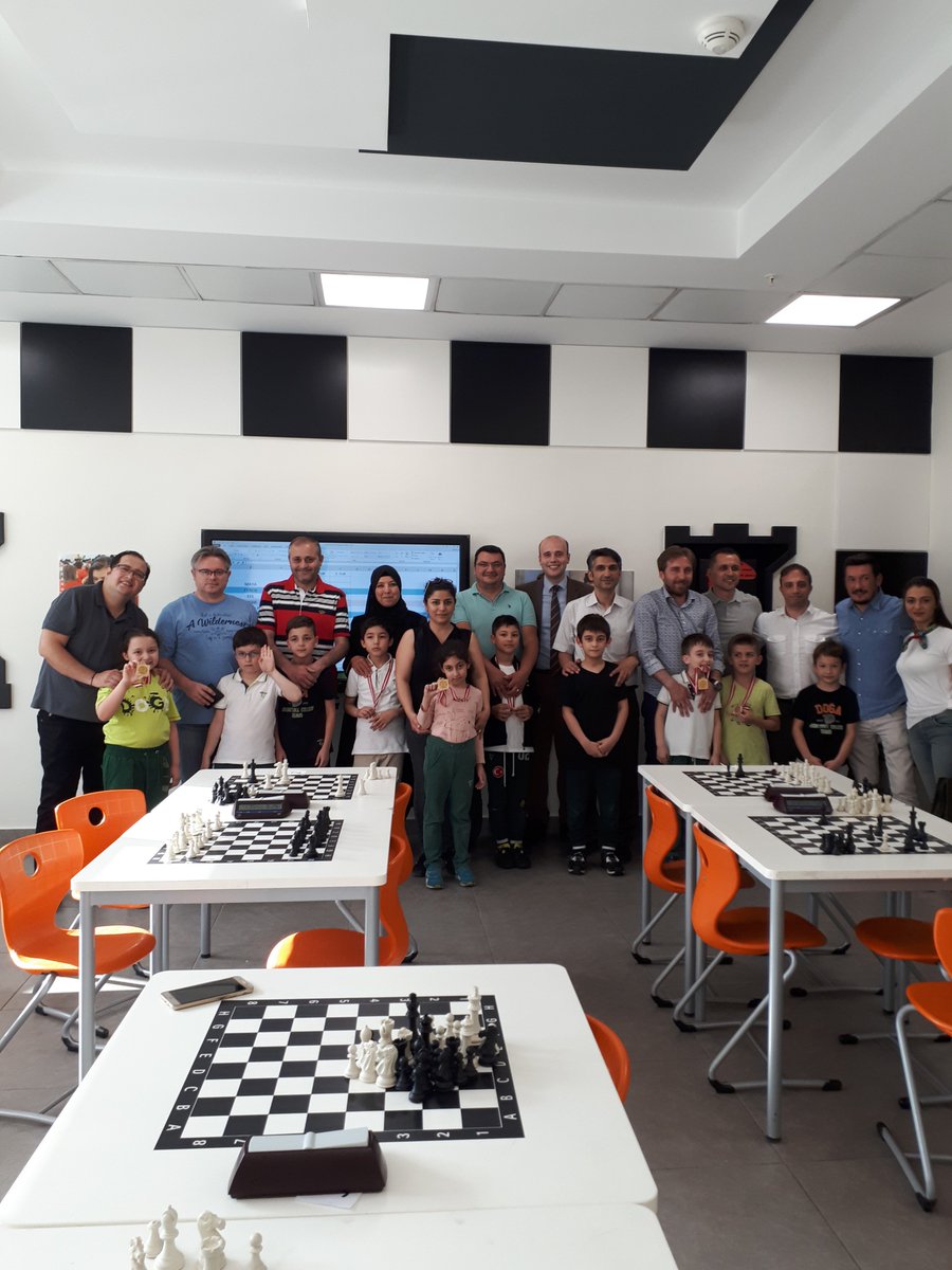 Geleneksel veli öğrenci satranç turnuvamızı bu yıl da velilerimizin yoğun ilgisiyle gerçekleştirdik.