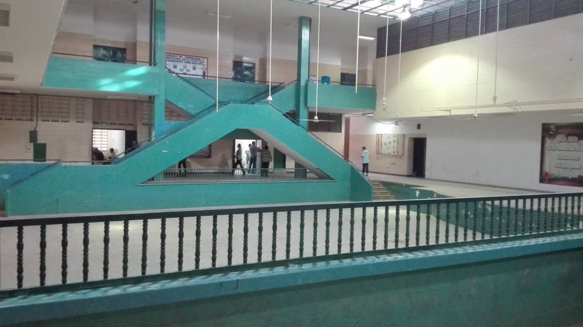 DolarToday's tweet photo. ¡VENEZUELA ESTA CLARA! Centros de votación permanecen vacíos en Zulia -► https://t.co/PipN90WHPV https://t.co/6LuwcUJ4re