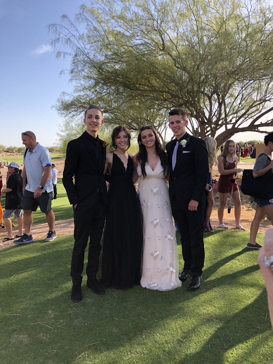 sophboph_'s tweet photo. prommm https://t.co/2N2DuV3LaJ