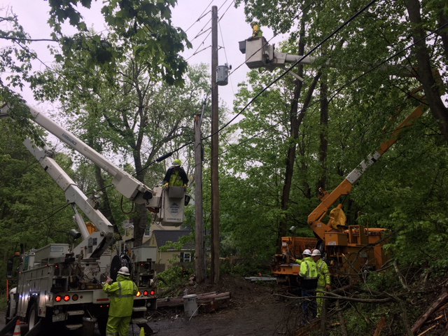 EversourceCT's tweet image. Tuesday's storm caused more damage to the system than Superstorm Sandy:
•Sandy: strongest wind 85 mph. May 15: 110 mph.  
•Sandy: nearly 1,700 broken poles. May 15: more than 1,800.
•Sandy: 105 miles of line down. May 15: 288 miles of line down (twice the length of CT).